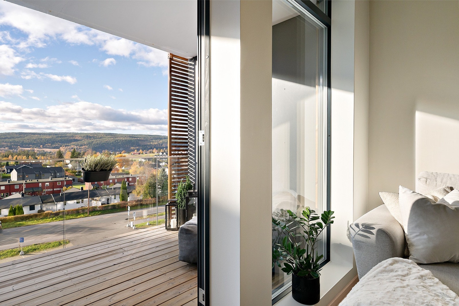 Stuen preges av et mykt og naturlig lys som flommer inn gjennom de store vinduene og skaper en varm, åpen atmosfære fra første øyeblikk. Galleribilde