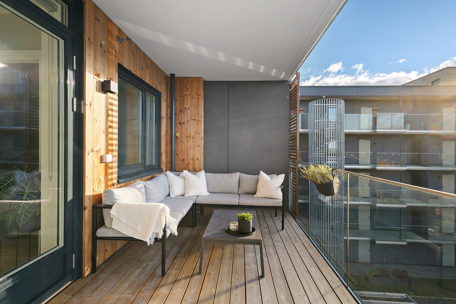 Fra stuen er det utgang til en flott balkong på 12 m², hvor late sommerdager kan nytes til det fulle. Galleribilde