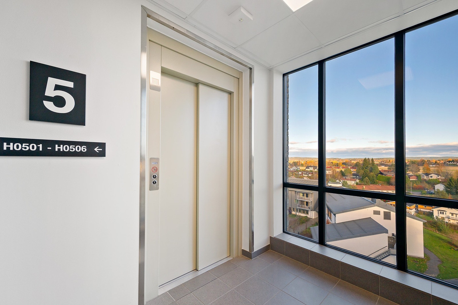 Det er praktisk heisadkomst helt frem til leiligheten, noe som gjør hverdagen enklere, enten du kommer hjem med handleposer, barnevogn eller bare ønsker en trappefri vei opp. Galleribilde