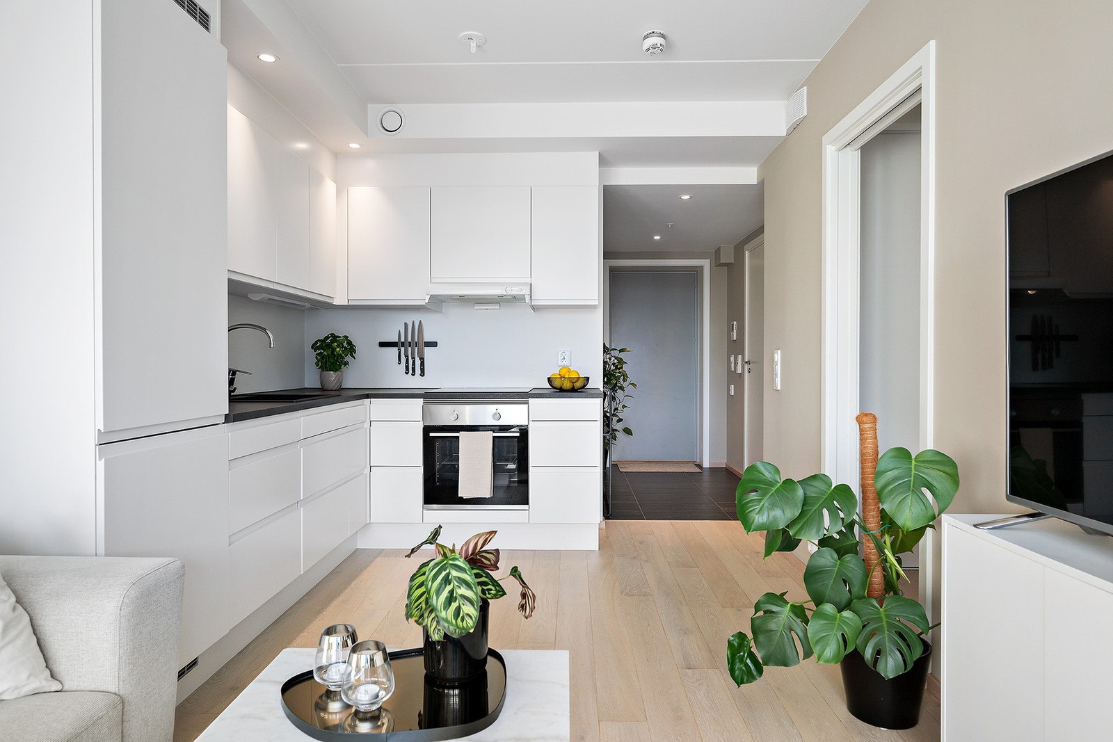 Moderne og funksjonelt kjøkken fra HTH med profilerte fronter og integrerte hvitevarer. Galleribilde