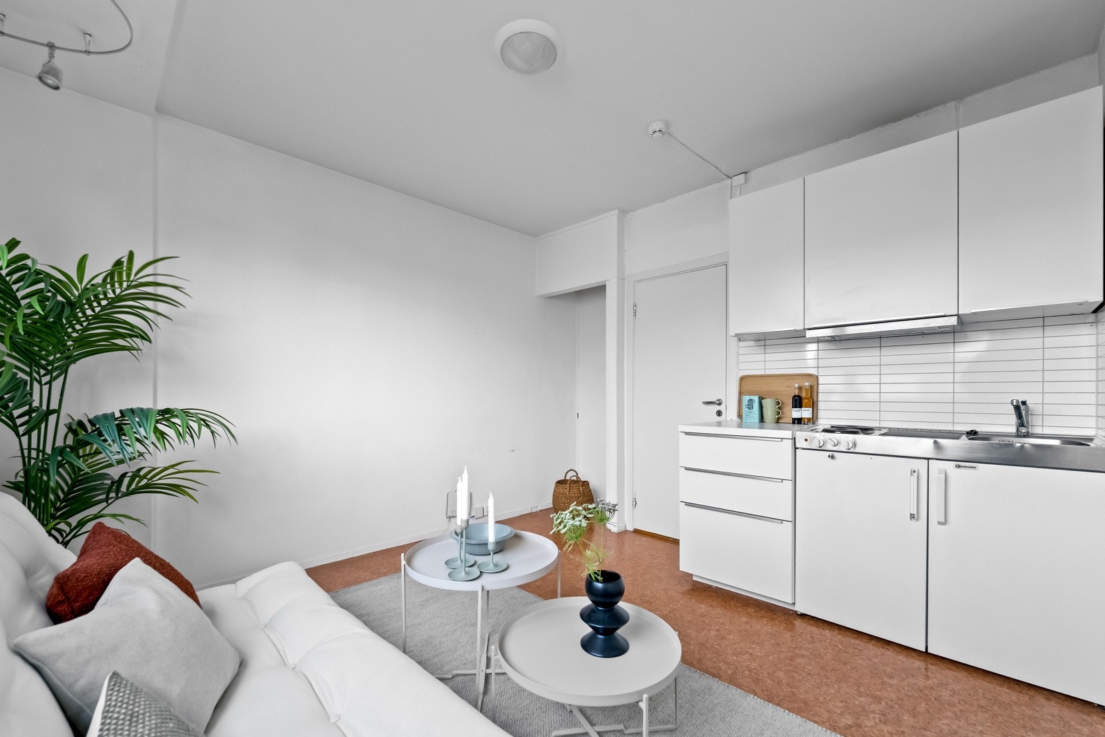 Enkelt kjøkken med koketopp, servant og kjøleskap Galleribilde