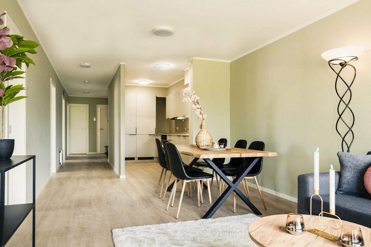 Spisebord og stoler Galleribilde