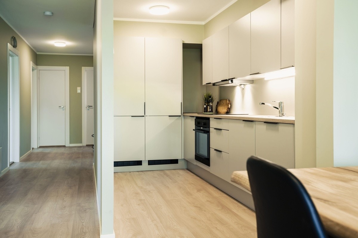 Kjøkken med dobbelt kjøleskap og frys Galleribilde