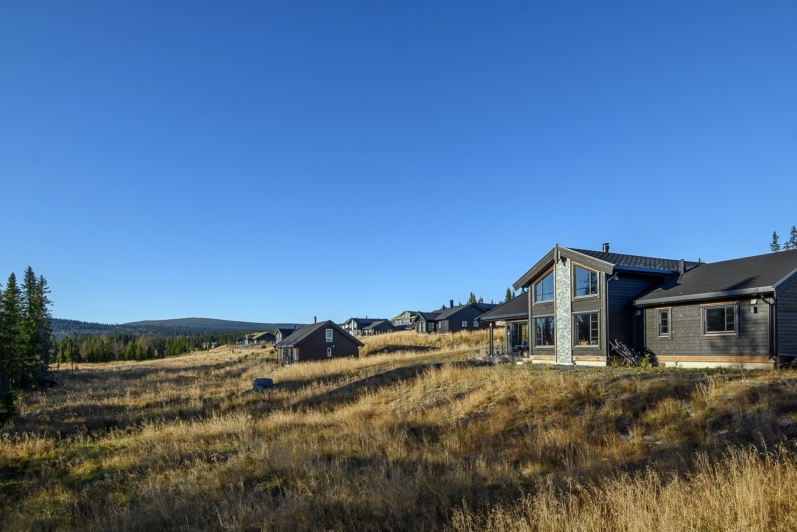 Eiendommen har en forholdsvis usjenert beliggenhet i forhold til innsyn. Her er det muligheter til å kose seg i fred og ro i hytteveggen. Galleribilde