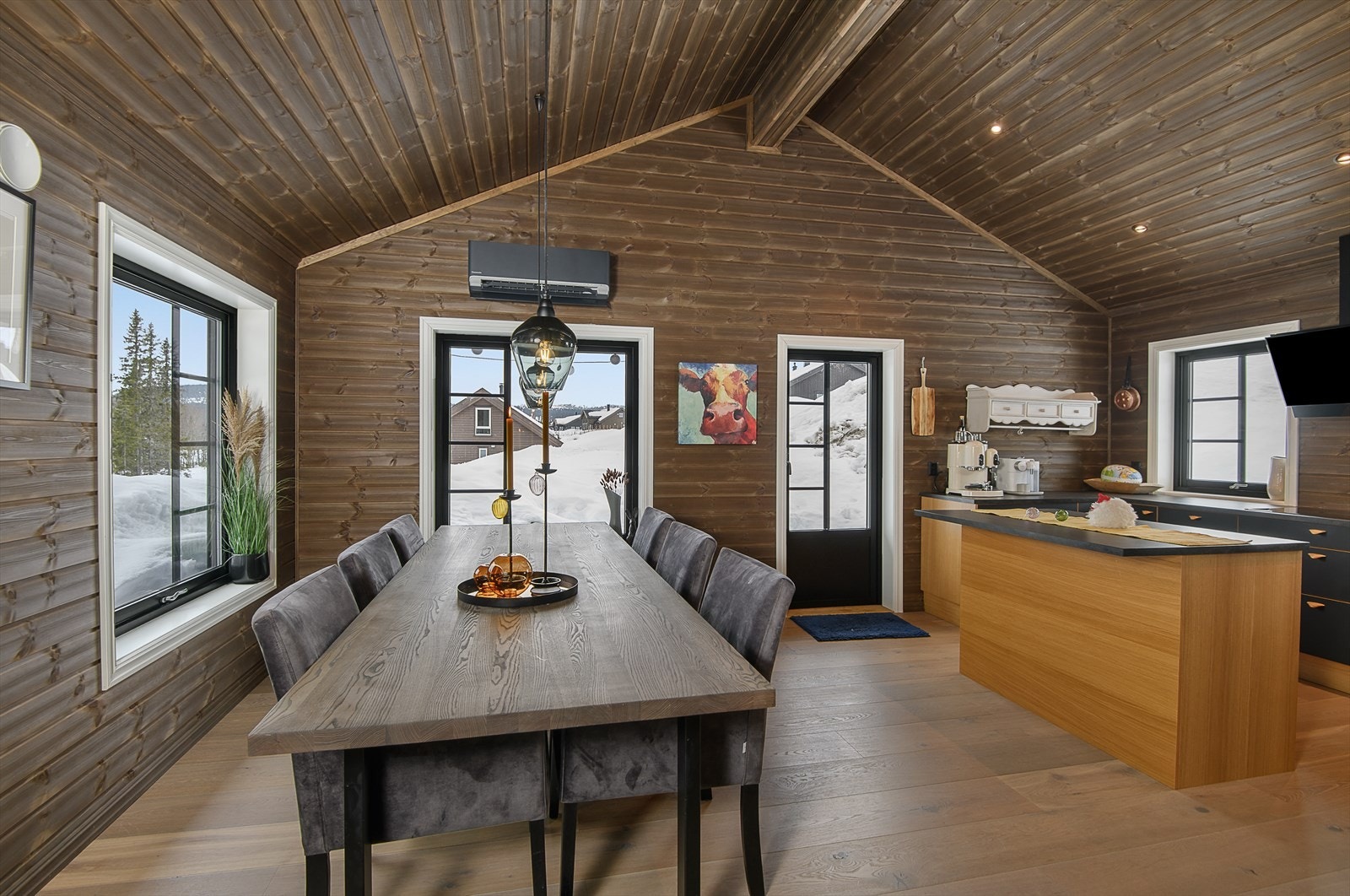 I fin kontakt med kjøkkenet er det plass til langbord. Her er det hyggelig å samles til felles måltider. God takhøyde og store vindusflater gir god romfølelse. Galleribilde