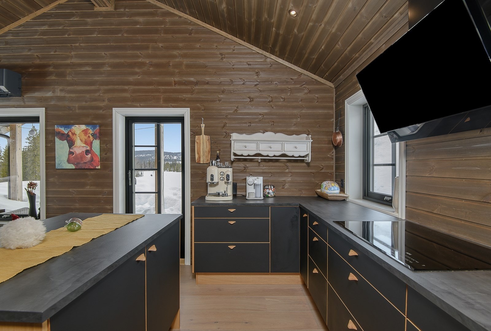 Fra kjøkkenet er det dør ut til overbygget terrasse. Her kan ettermiddags-og kveldssola nytes. Galleribilde