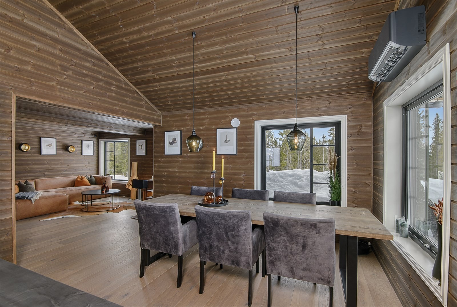 Herlig lys inn over spiseplassen. Det er hyggelig å kunne dekke til mange. Galleribilde