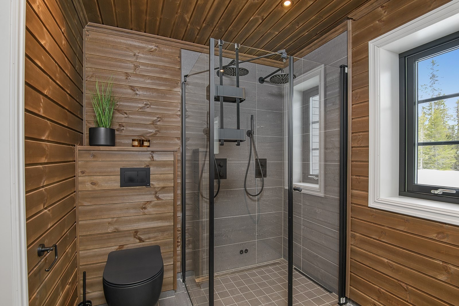 Vegghengt WC og dobbeldusj på hovedbadet. Galleribilde