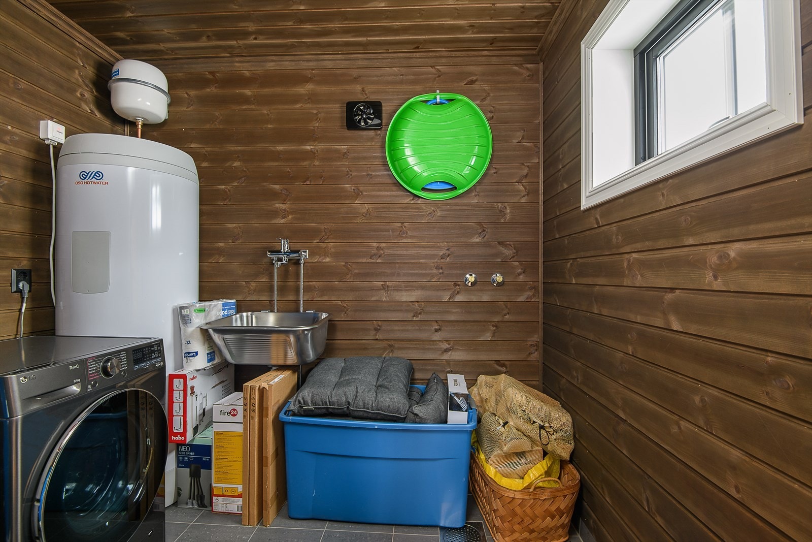 Bod/vaskerom har varmvannsbereder, opplegg for vaskemaskin og vaskekum. Galleribilde