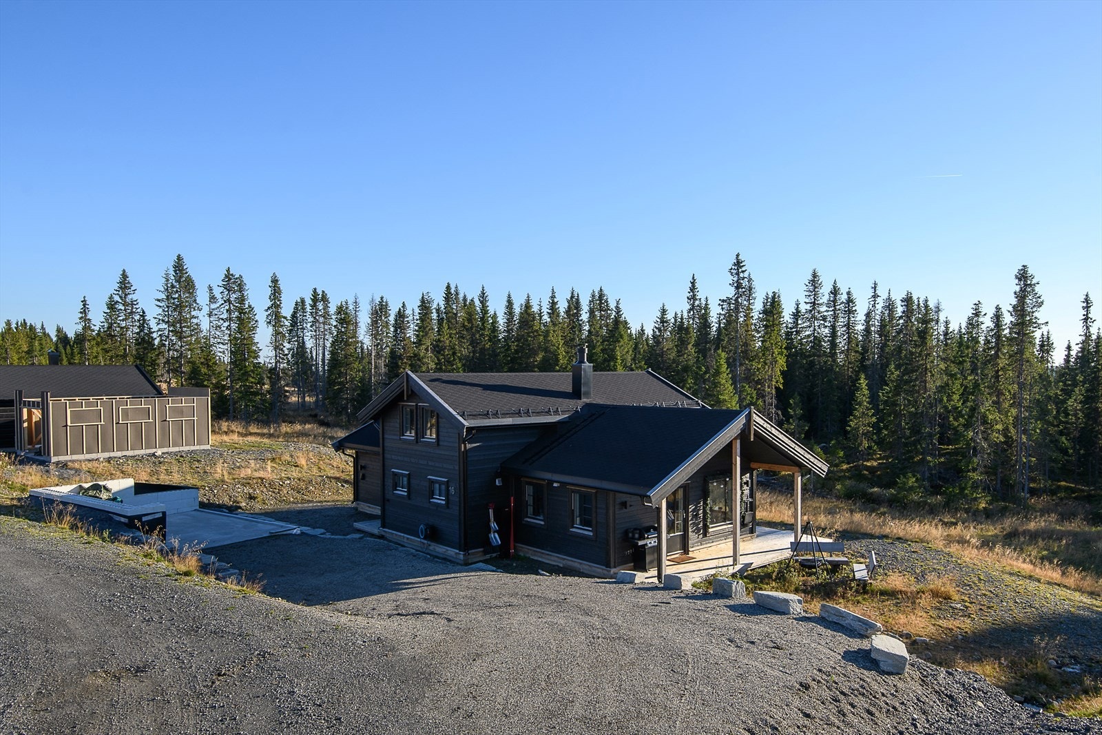 Biloppstillingsplass foran hytta. Galleribilde