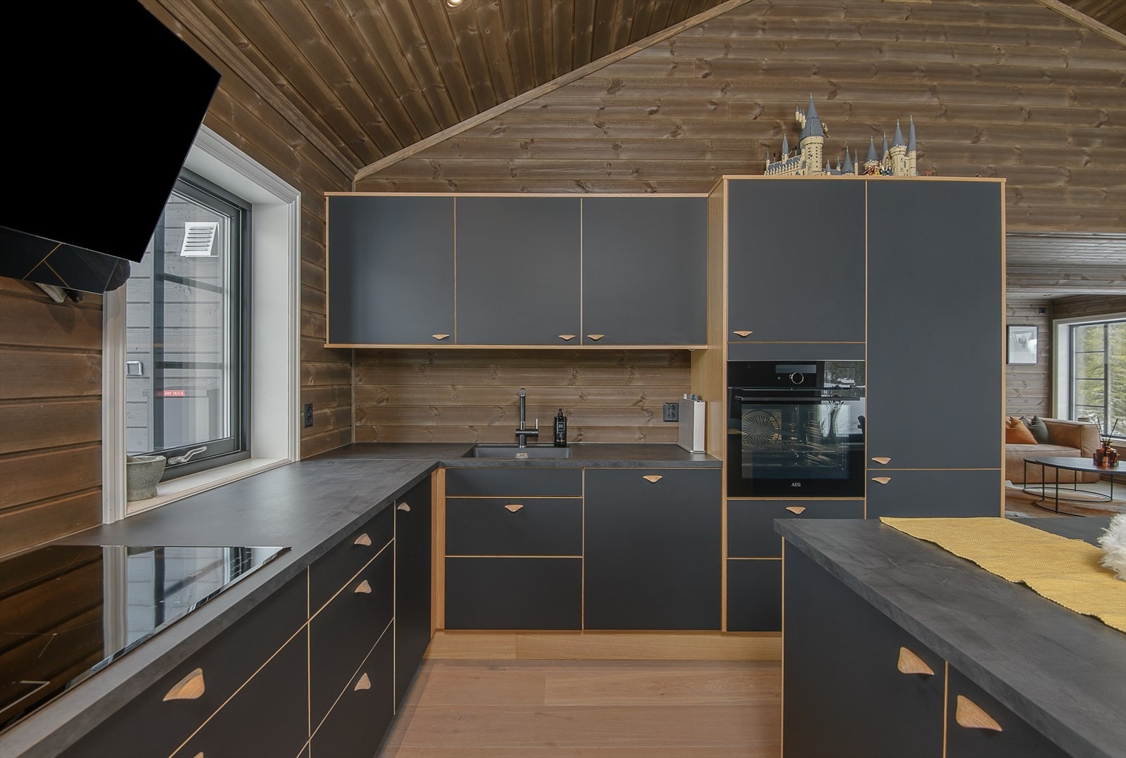 Innredningen har mørke grå, glatte fronter. En delikat og tidløs farge. Integrerte hvitevarer. Galleribilde