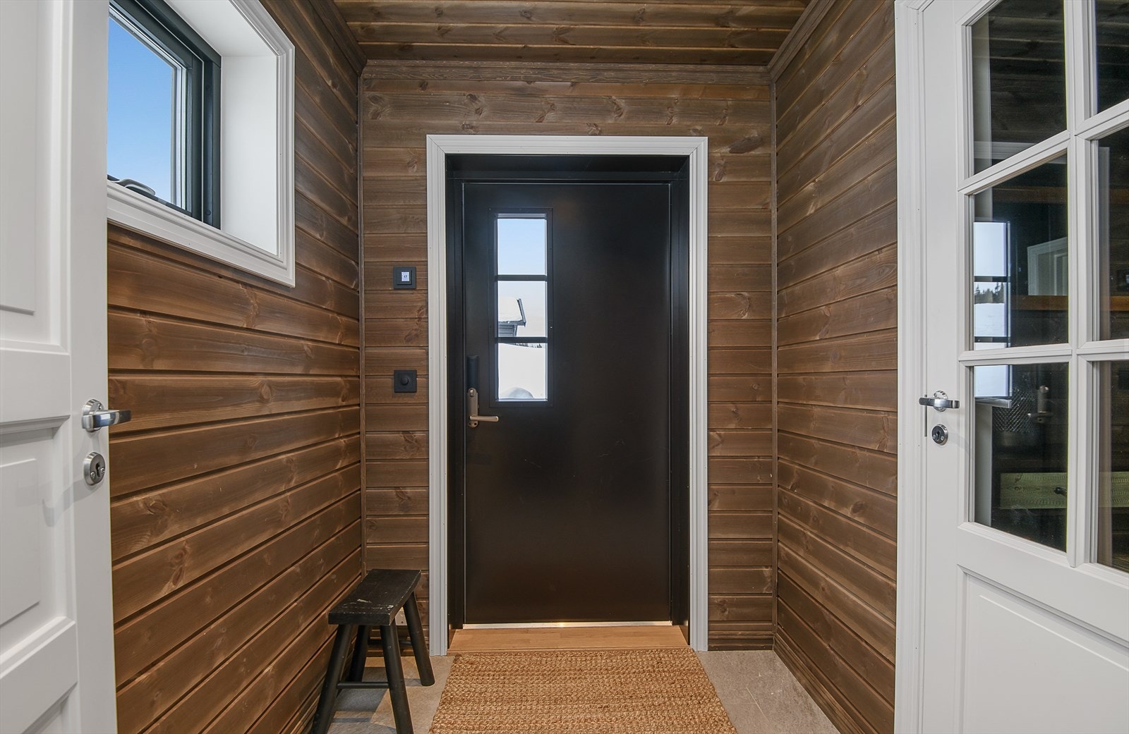 Gang med muligheter til å henge fra seg yttertøy og utstyr. Galleribilde