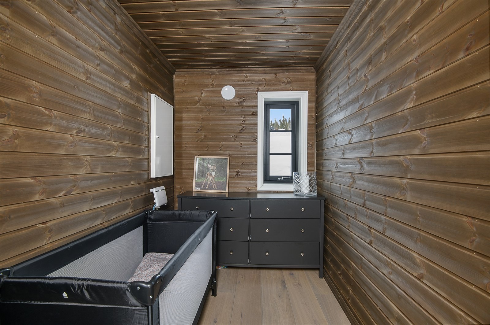 Rom som selger har innredet med barneseng og oppbevaringsmøbler. Galleribilde