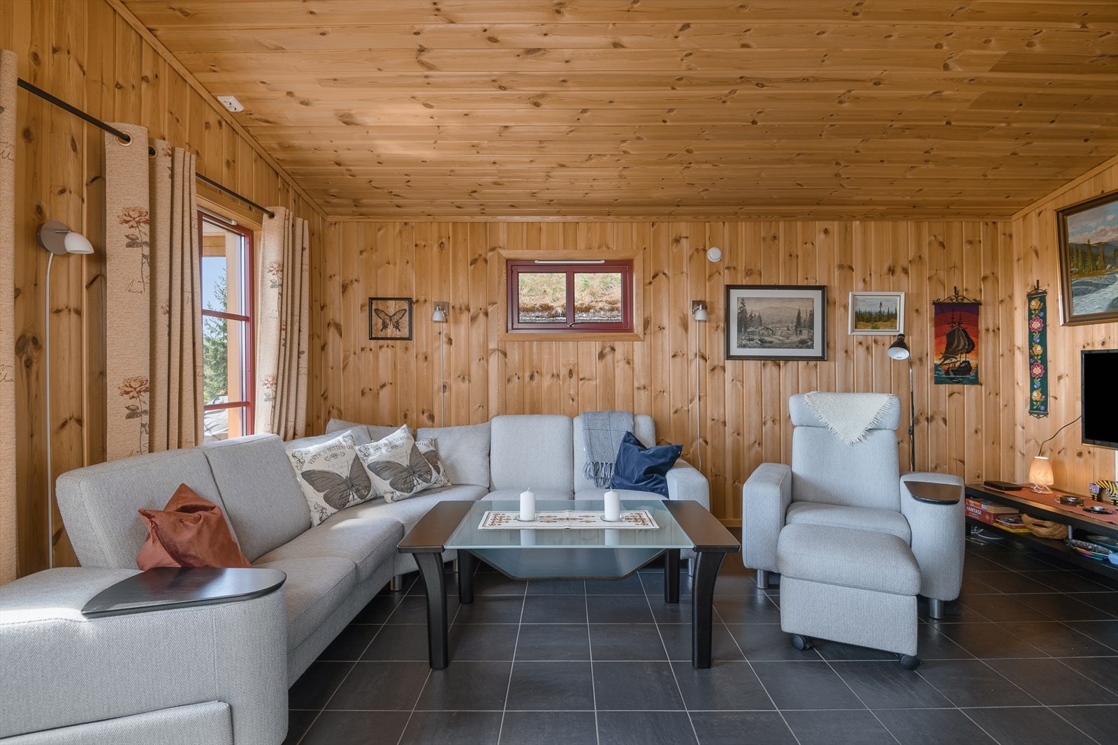 Det er god plass til å møblere med en god salong i stua. Galleribilde