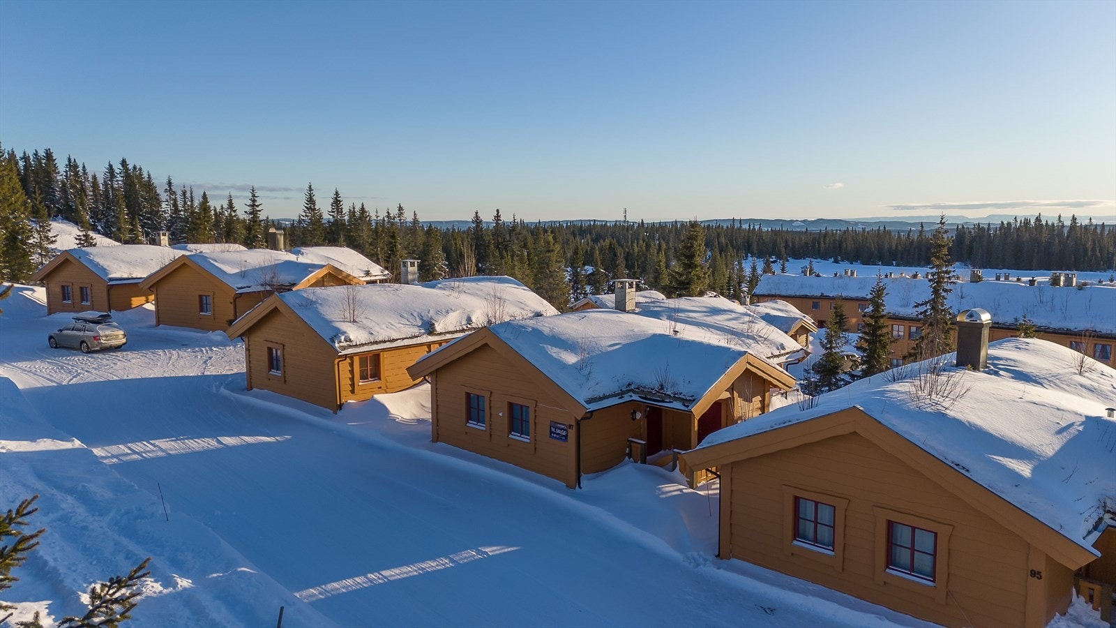 Hyggelige omgivelser i et veletablert og attraktivt område. Her har du umiddelbar tilgang til oppkjørte skiløyper og kort vei til Sjusjøen skisenter for alpint. Galleribilde