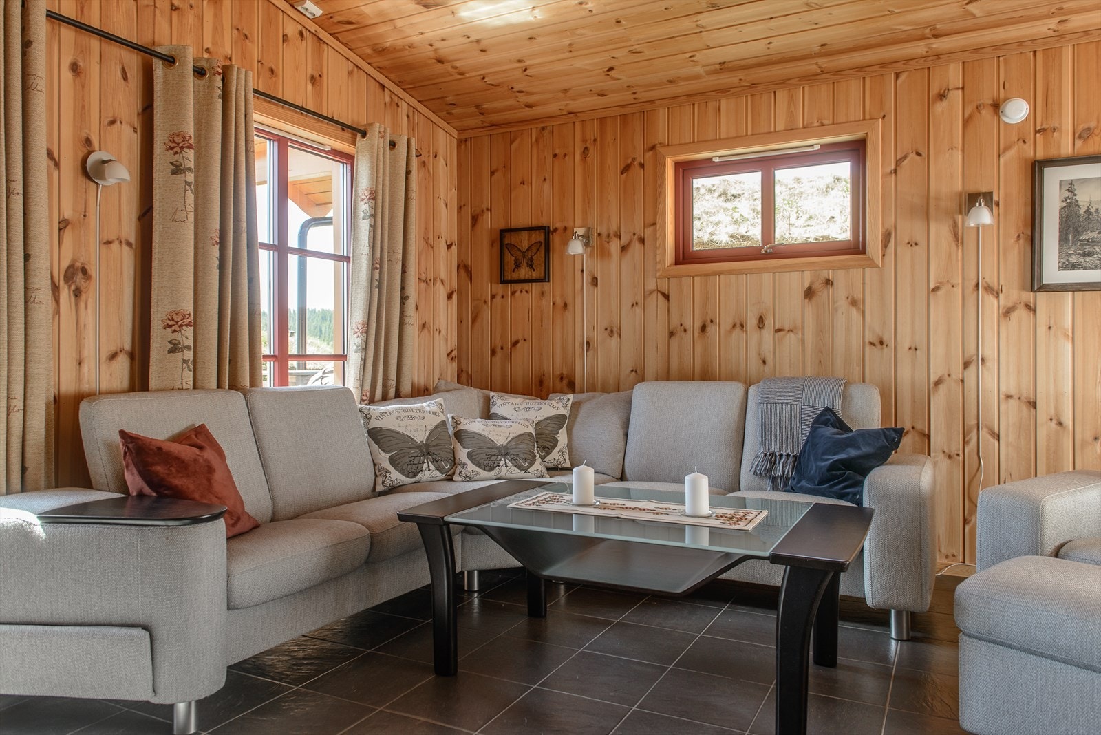 Fint lys inn i rommet gjennom store vindusflater. Galleribilde