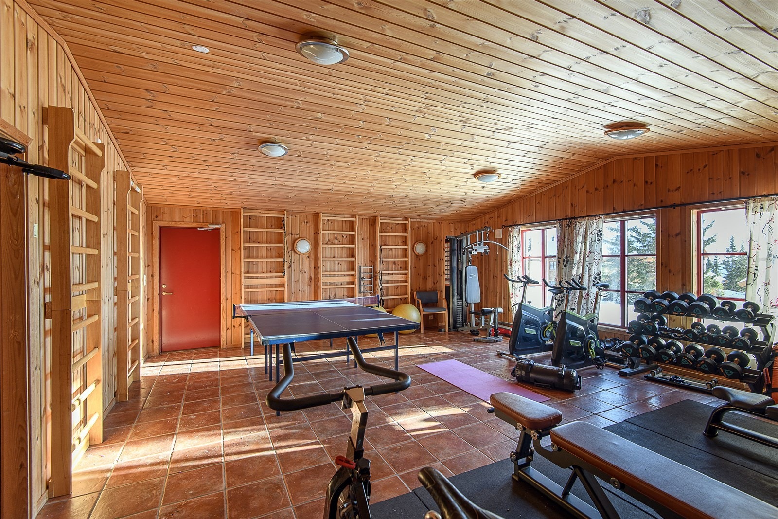 Som eier i Natrudstilen borettslag har du tilgang til fellesrom som kan benyttes som møterom, for små selskaper og treningsrom. Det er i tillegg egne smøreboder. Galleribilde