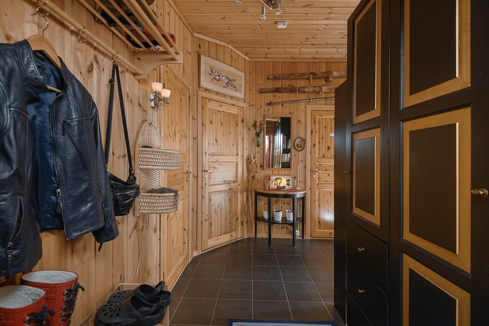 Det er hengeplass til yttertøy i tillegg til garderobeskap. Galleribilde
