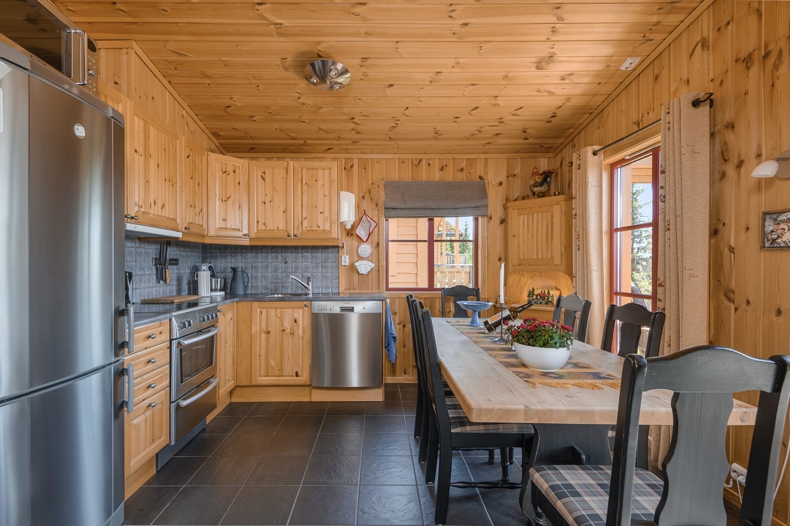 Kjøkkenet har innredning i tre med laminat benkeplate. Komfyr, oppvaskmaskin og kjøleskap. Galleribilde