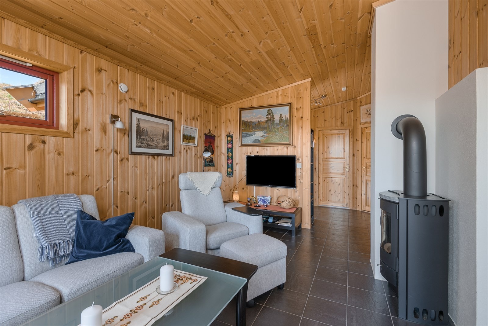 Hytta har standard fra byggeår med panelte vegger og tak samt fliser med gulvvarme fra fjernvarmeanlegg. Fremstår som pent brukt og godt tatt vare på. Galleribilde