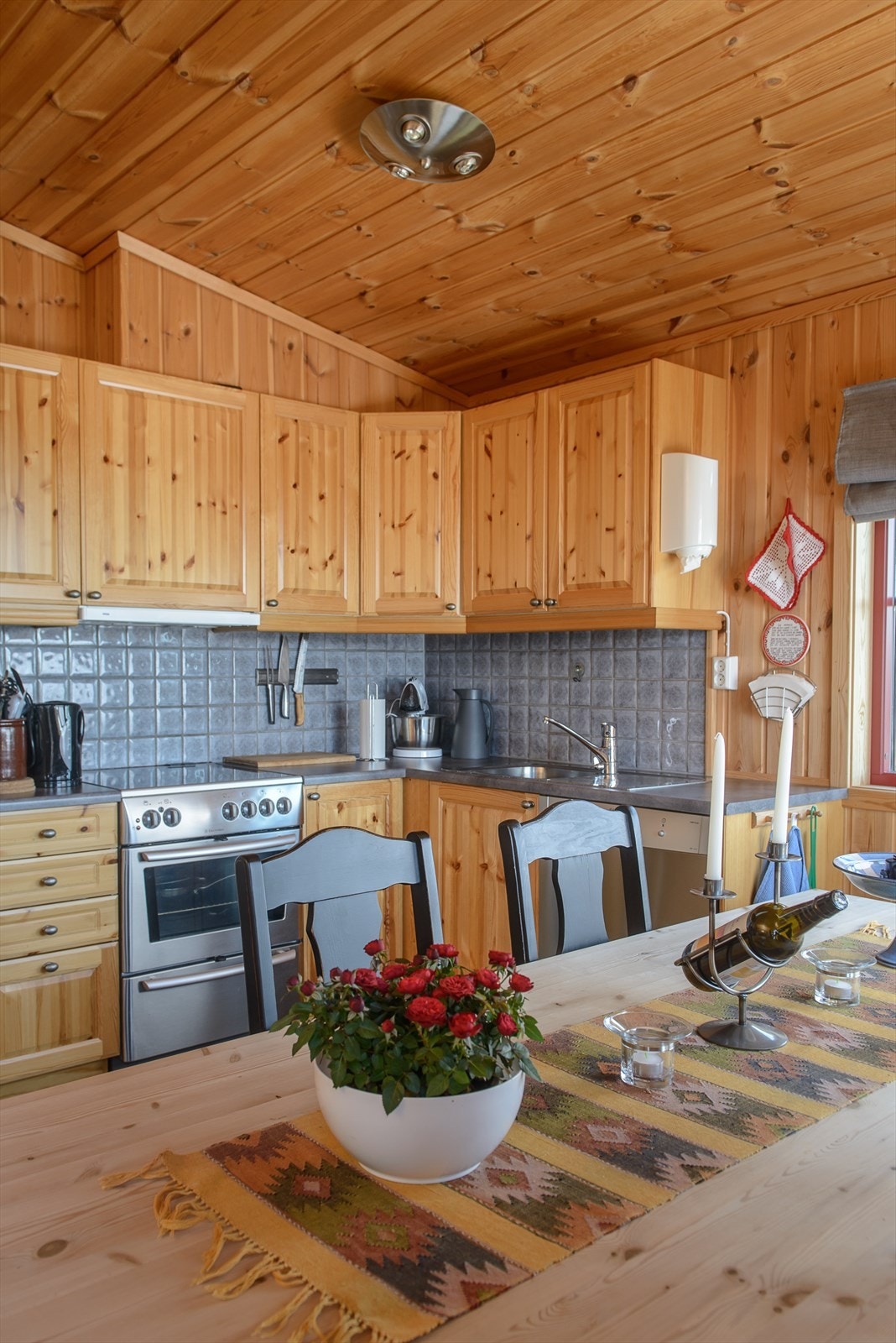 Det er godt med skapplass på kjøkkenet. Galleribilde