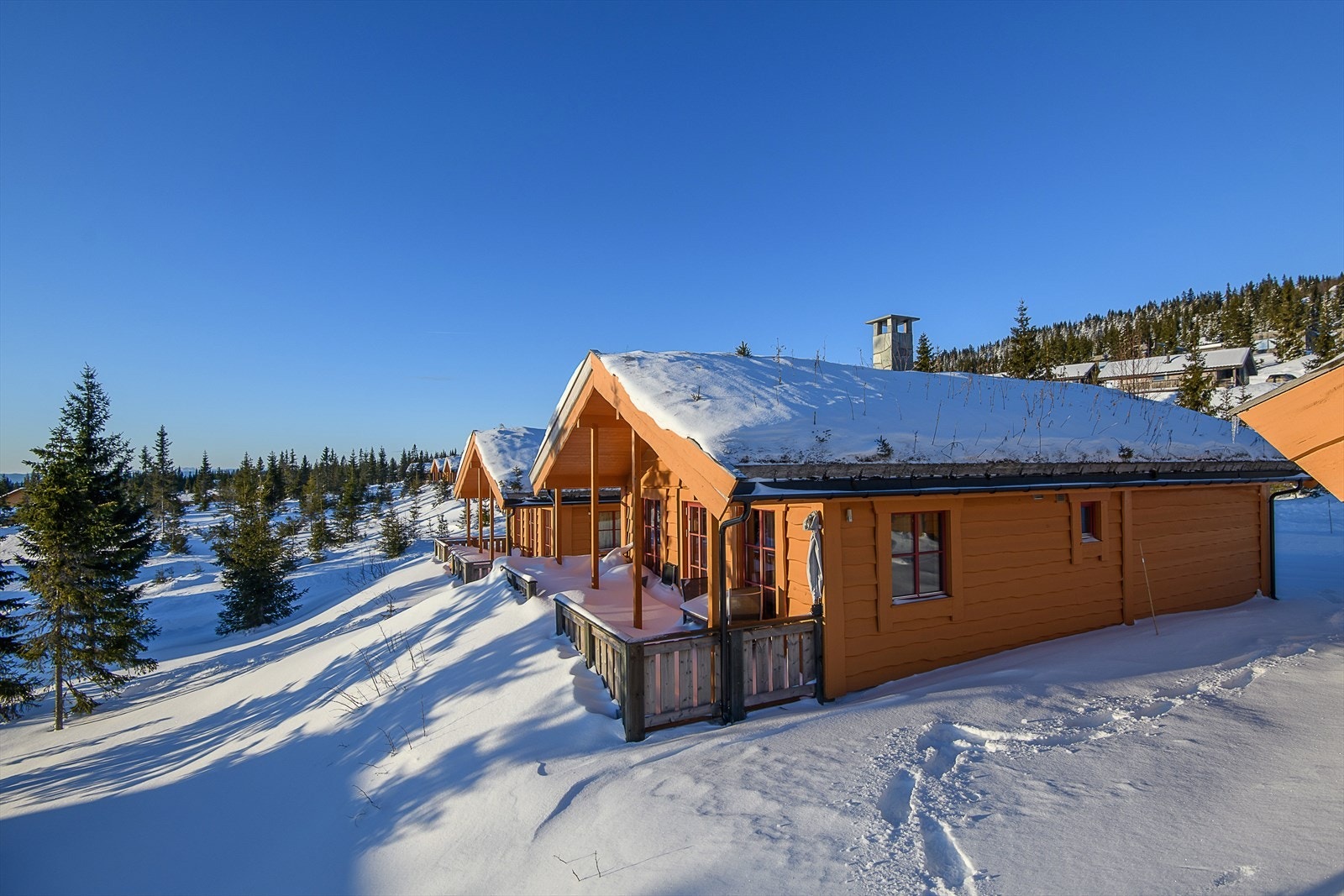 Hytta har overbygget terrasse utenfor stua, og gode parkeringsmuligheter. Galleribilde