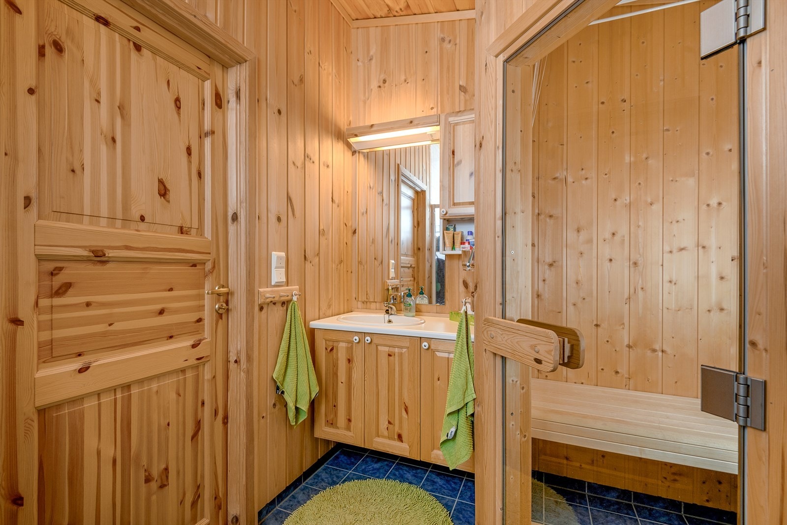 Servantinnredning med fronter i tre har skap for oppbevaring. Galleribilde