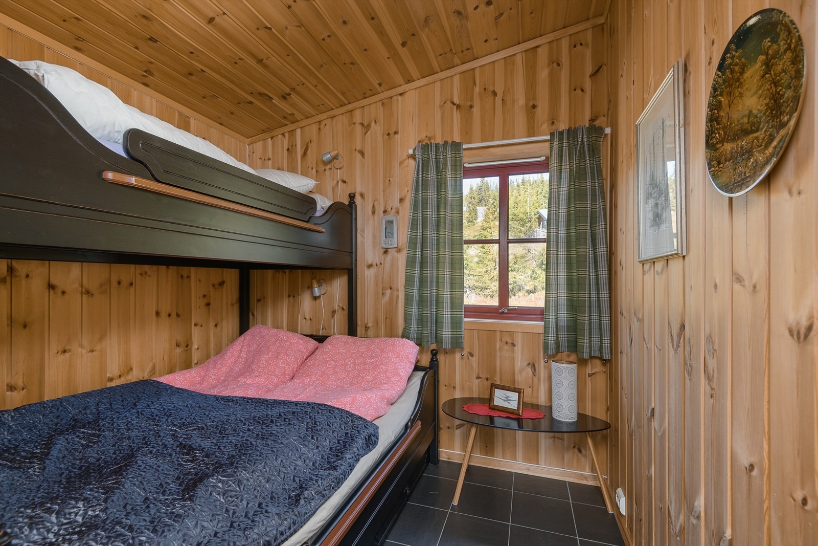Det andre soverommet i hytta er innredet med familiekøye. Galleribilde