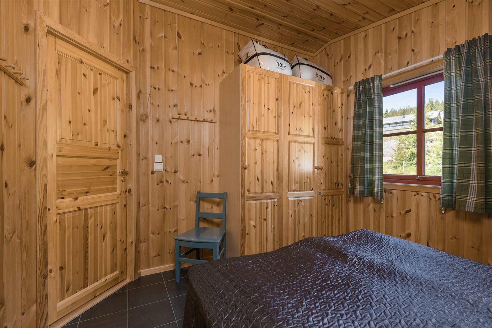 God plass til garderobeskap på hovedsoverommet. Galleribilde