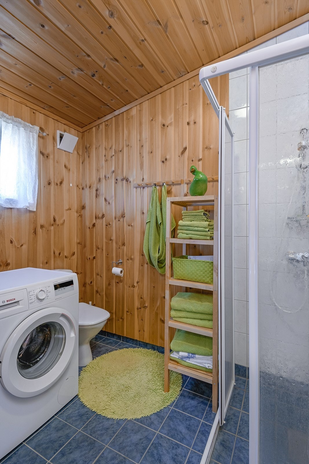 I tillegg til dusj, wc og servantinnredning er det også opplegg for vaskemaskin på badet. Galleribilde