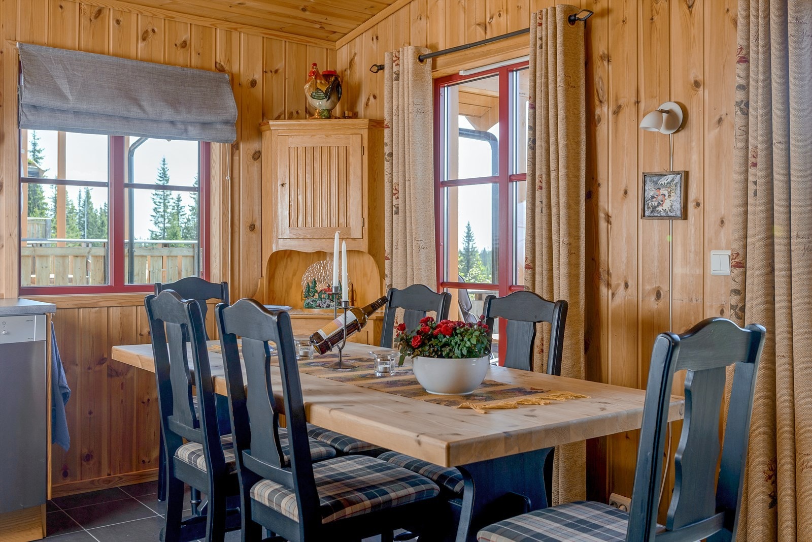 Hyggelig å samles rundt langbordet til felles måltider når en er på hytta og harr god tid. Godt med lys inn over spiseplassen. Galleribilde