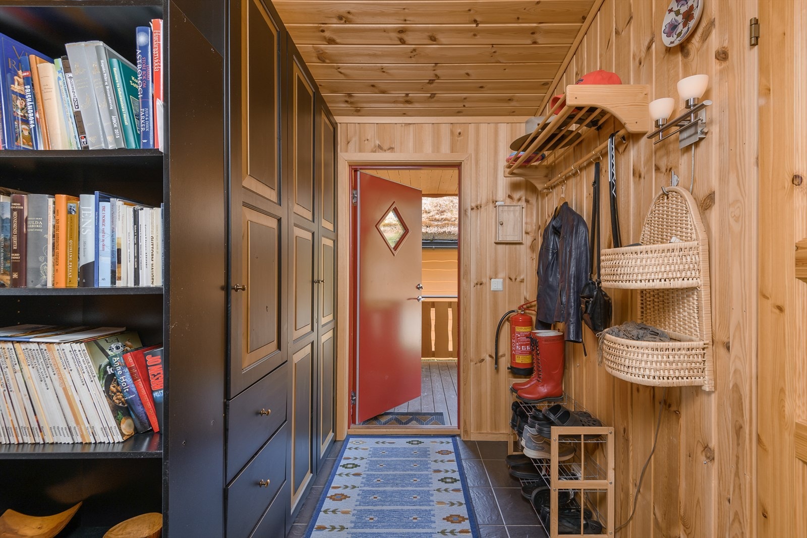 I gangen er det plass til et stort garderobeskap for smart oppbevaring av yttertøy og utstyr. Galleribilde