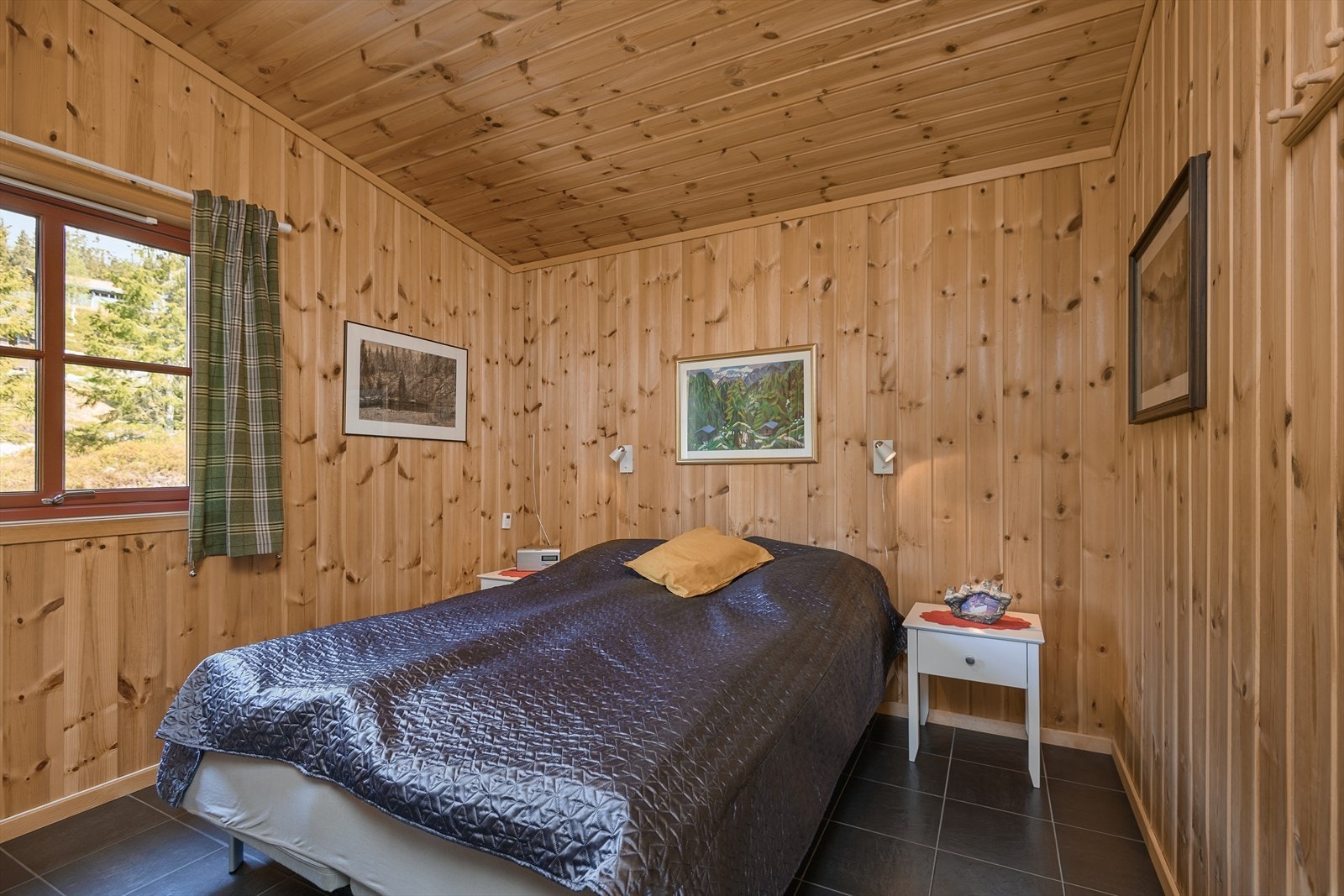 Hovedsoverommet er innredet med to enkeltsenger som er satt sammen til en dobbeltseng. Dette er et romslig rom, og har samme gjennomførte standard som resten av hytta. Vindu ut mot gårdsplassen. Galleribilde