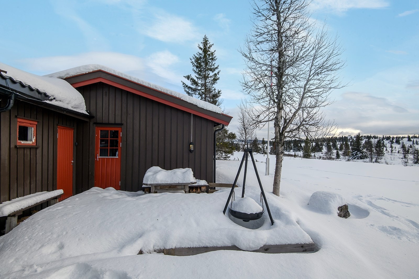 Fin platting som innbyr til kos og hytte i hytteveggen. Galleribilde