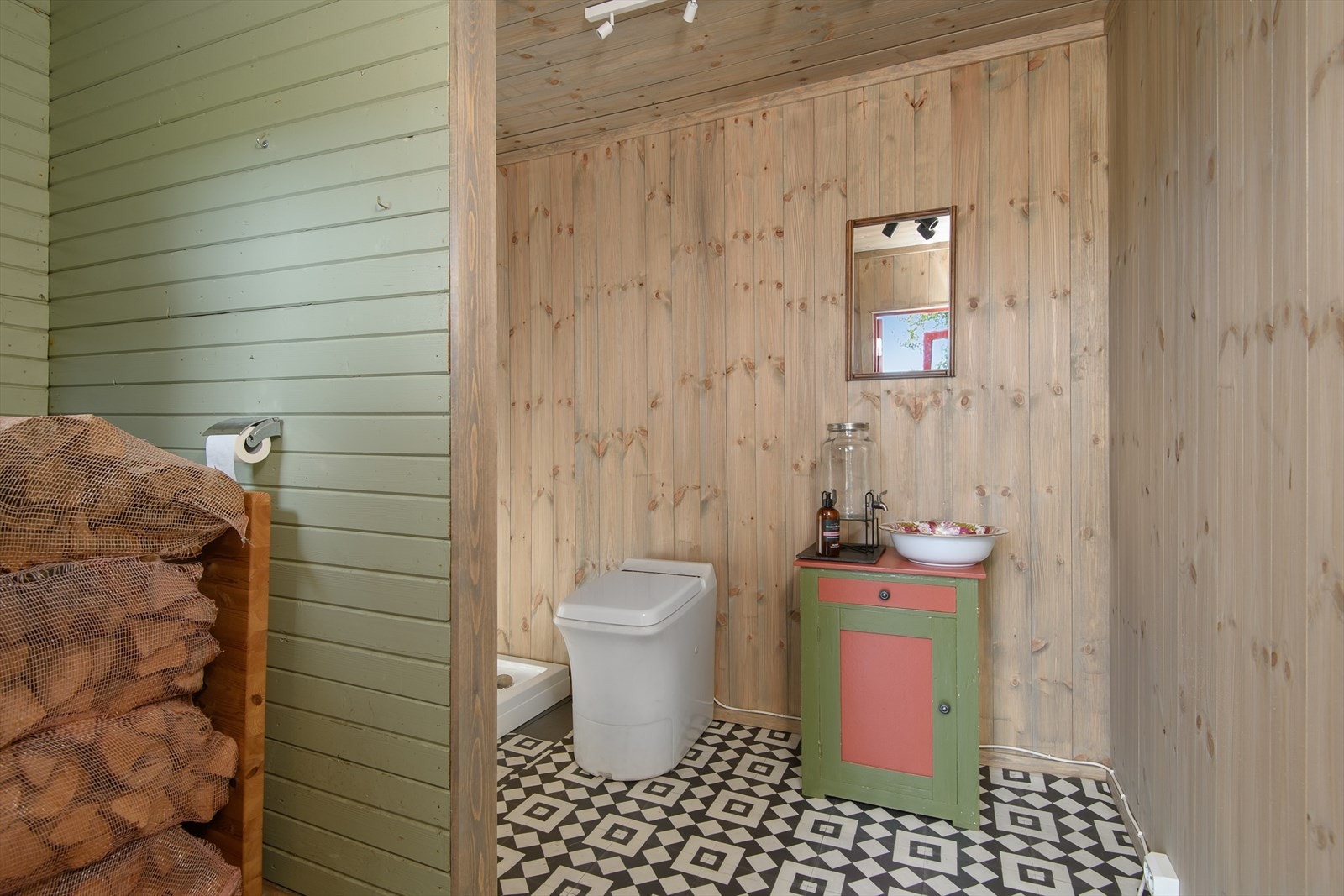 Det er installert Cinderella do i hytta. Enkel servant. Galleribilde