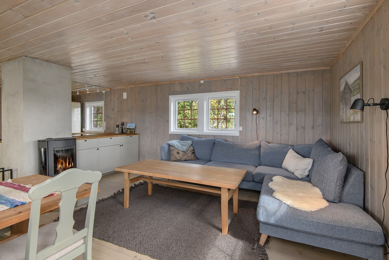 Det er en åpen løsning mellom stua og kjøkkenet, noe som gir et sosialt og hyggelig oppholdsrom. Galleribilde