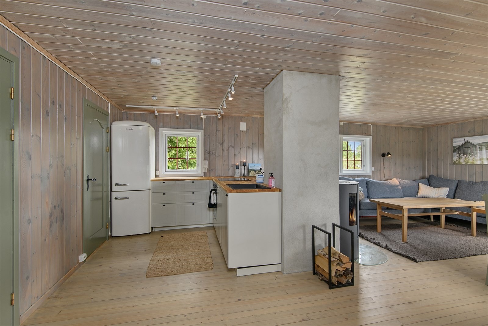 Kjøkkenet har fronter i dus og tidløs fargetone. Dette er med på å bidra til en god romfølelse. Galleribilde