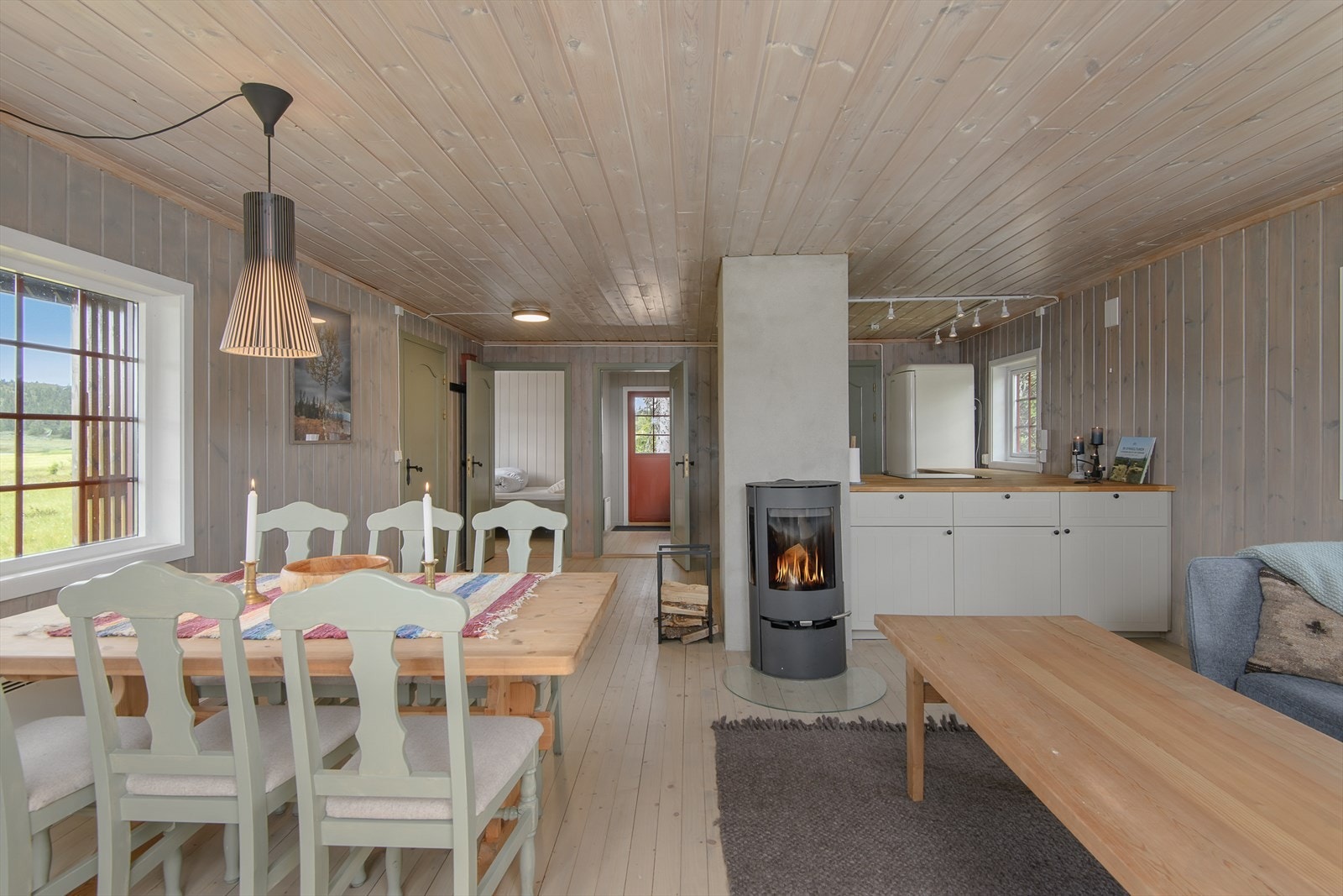 Det er fin plass til å møblere med både sofa og spisebord i stua. Det kommer godt lys inn i rommet fra vinduene. Galleribilde