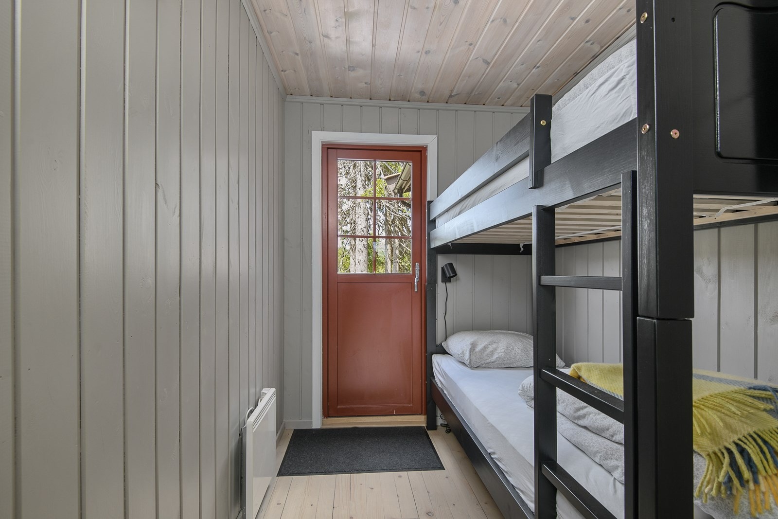 Ett av rommene er innredet med køyeseng. Her er det også utgang ut til til terrassen og til boden. Galleribilde
