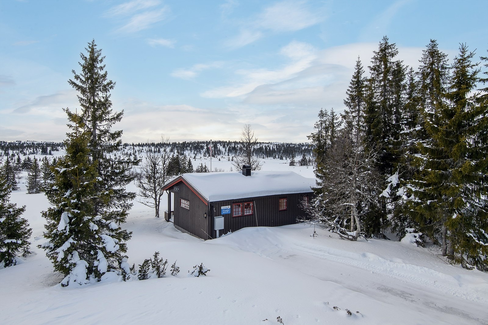 Hytta ligger i svært flotte og veletablerte omgivelser på Aksjøen. Helårsvei og strøm. Eiet tomt. Galleribilde