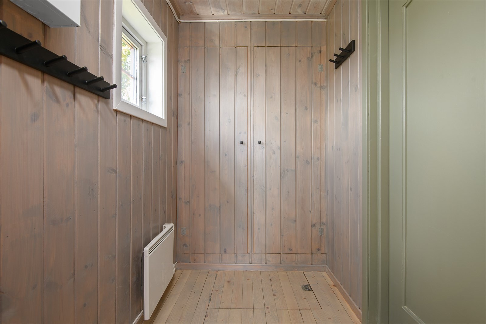 I gangen er det praktiske, innebygde skap og knagger for å henge fra seg yttertøy og utstyr. Galleribilde