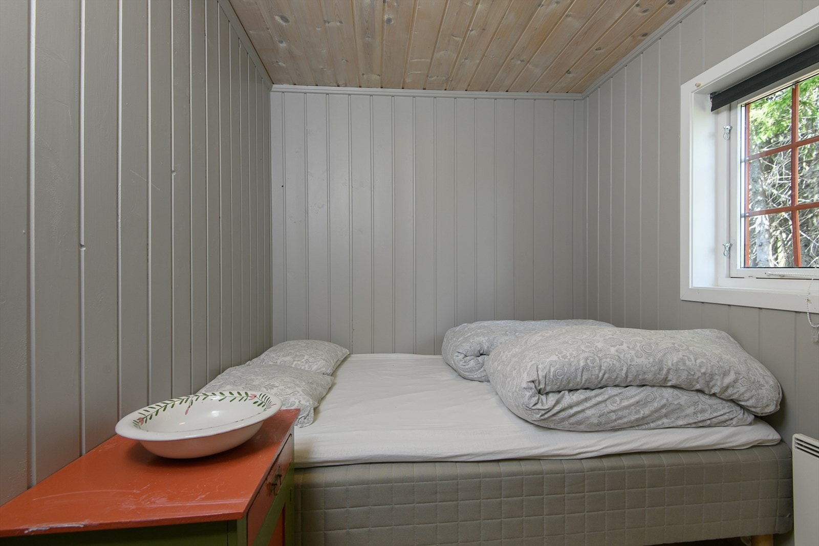 Soverom innredet med dobbeltseng. Veggene er malt i en tidløs gråtone. Galleribilde