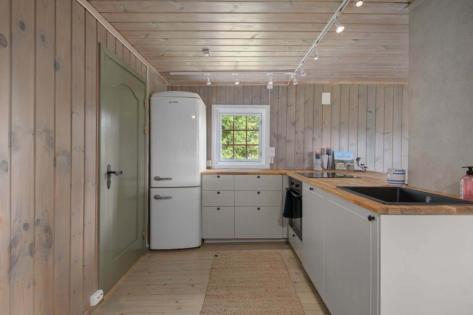 Integrert komfyr. Plass til kjøleskap. Galleribilde