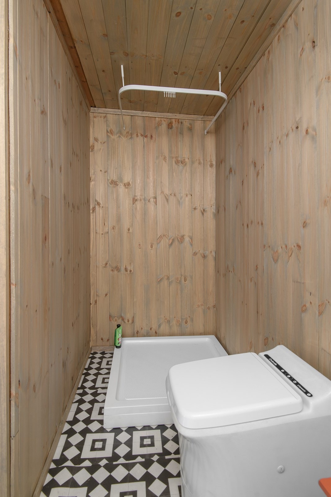 Det er også tilrettelagt for hyttedusj på sanitærrommet. Galleribilde