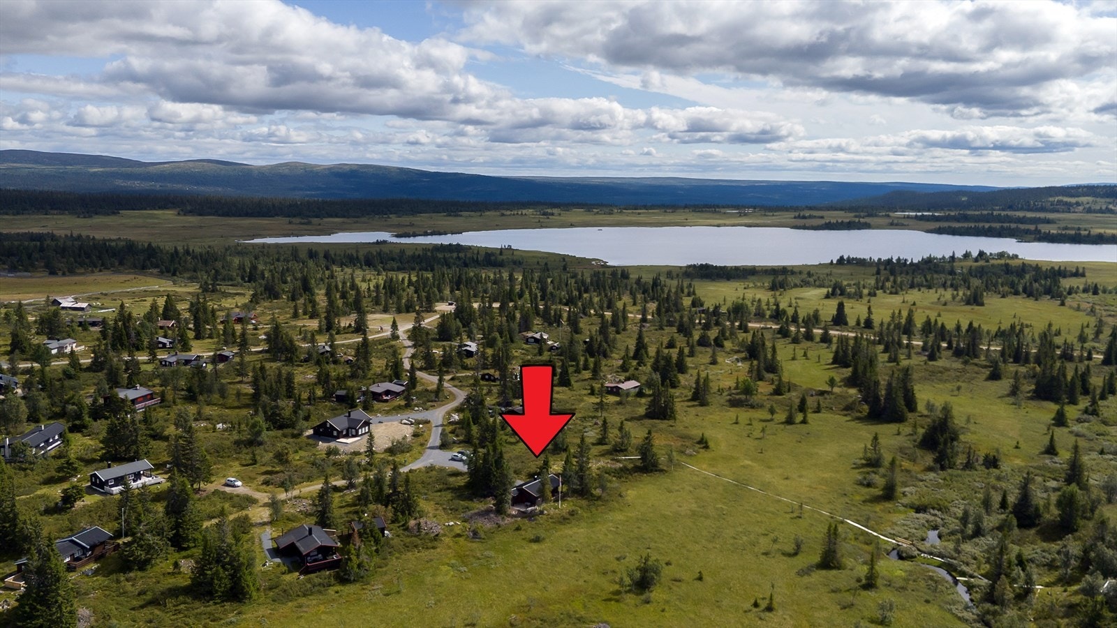 Oversiktsbilde av området som viser hytta sin utrolig flotte beliggenhet. Galleribilde