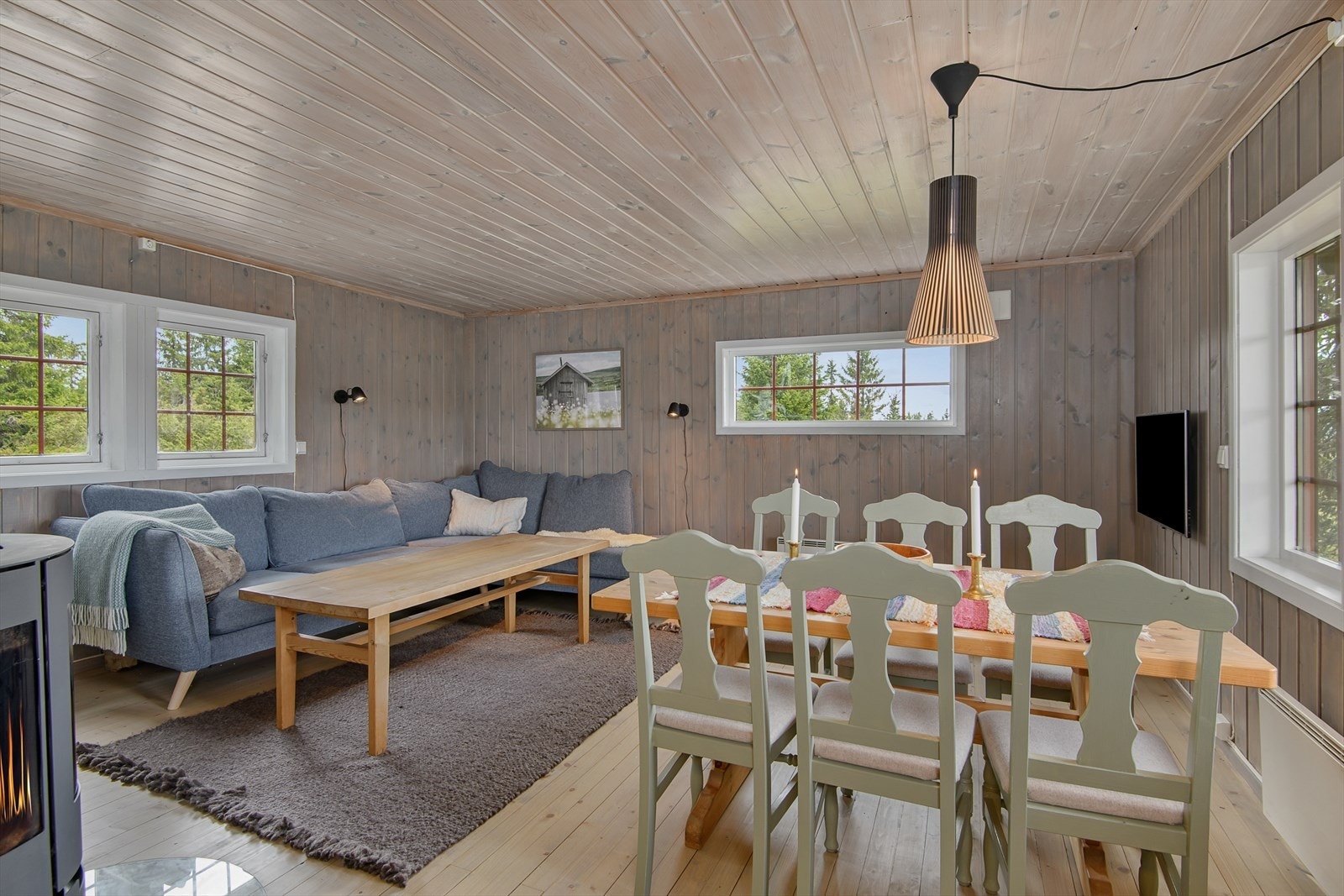 Koselig stue/spisestue, der overflatene har fått et løft i det siste. Fremstår som tiltalende og delikat. Galleribilde