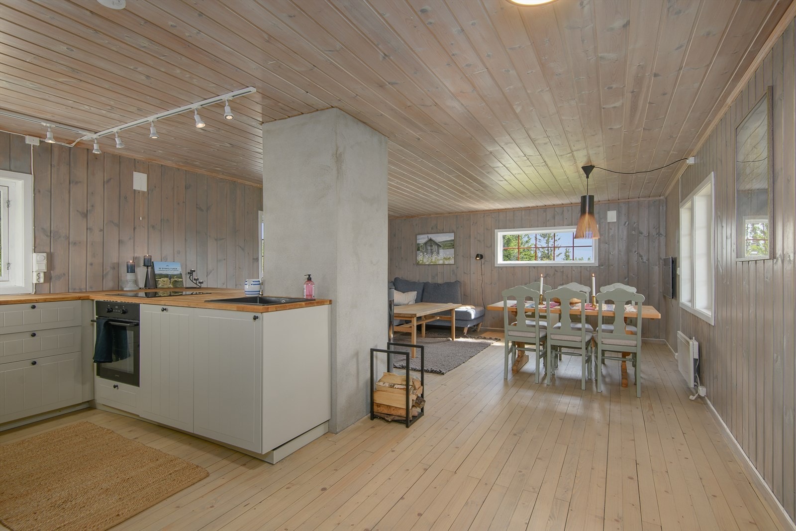 Nyere og praktisk innredning på kjøkkenet, fra IKEA. Godt med skap og benkeplass. Her er det åpent opp litt fra opprinnelig løsning. Dette gir en bedre romfølelse. Galleribilde