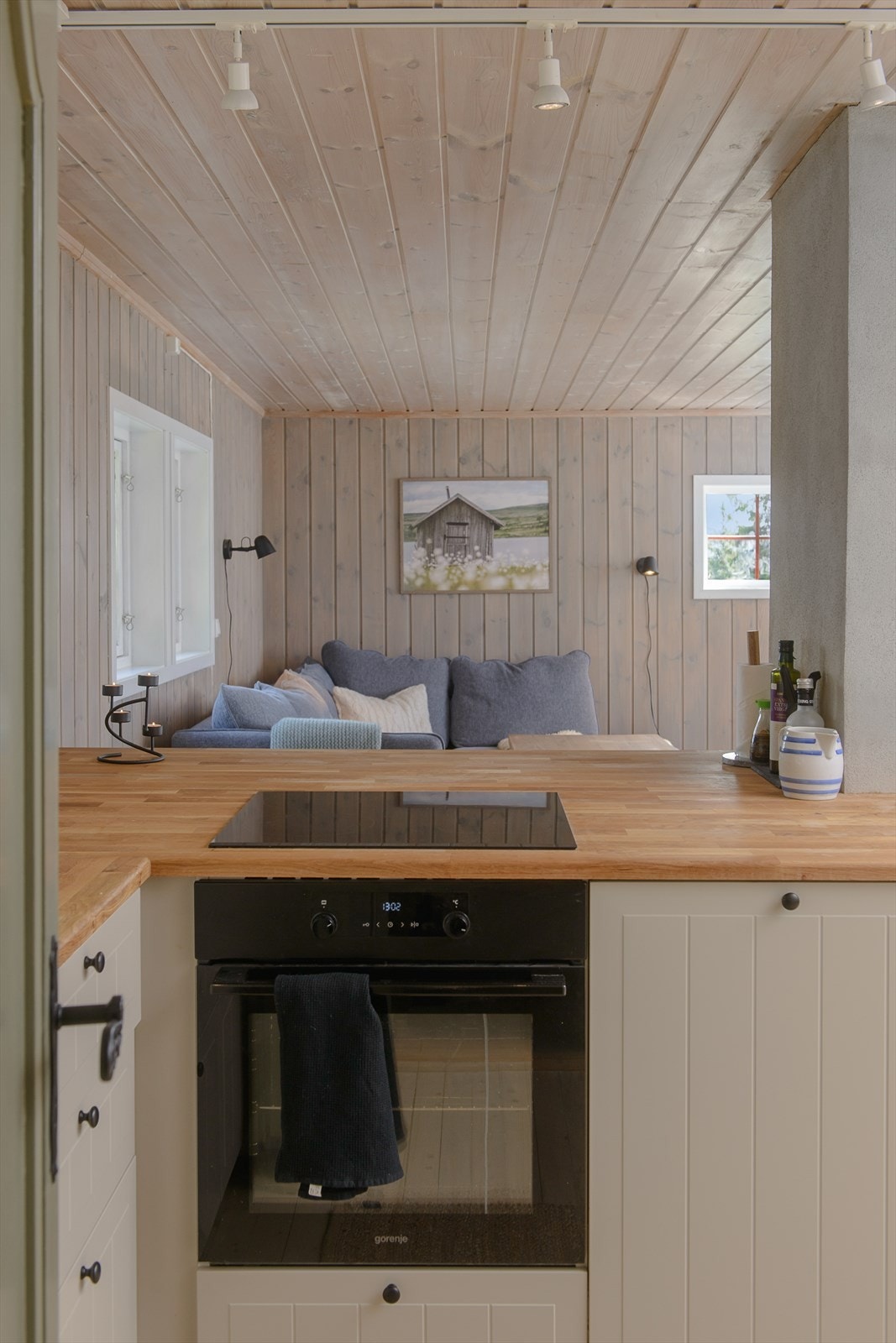 Fin kontakt mellom kjøkkenet og stua. Galleribilde