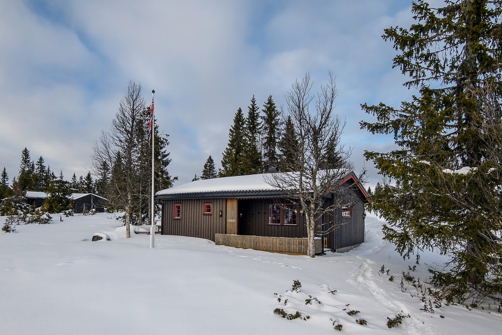 Det er relativt flatt terreng rundt hytta. Eiendommen ligger i stille og rolige, meget barnevennlige omgivelser. Galleribilde