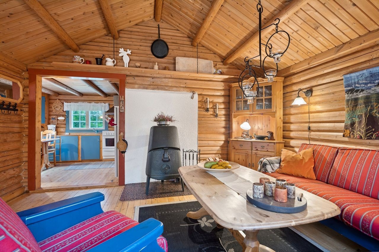 Den åpne løsningen mot tak, gir hytta sitt særpreg med åsene i taket. Galleribilde